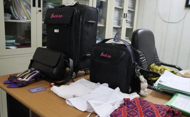 "Kasus pramugari gadungan di Soetta ungkap penipuan loker senilai Rp 30 juta. Praktik pungutan liar ini langgar UU Ketenagakerjaan No. 13 Tahun 2003."