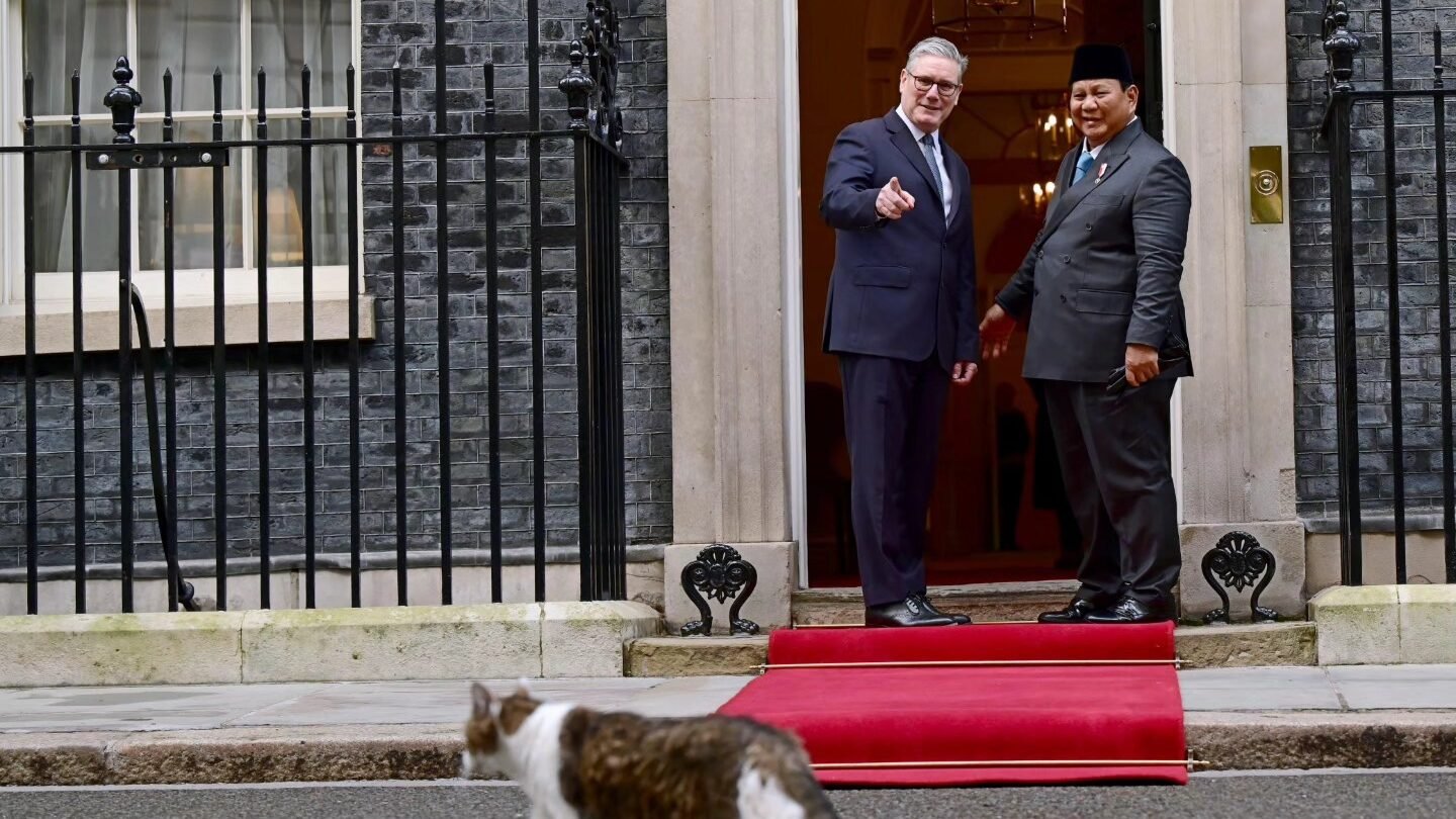 Presiden Prabowo Subianto disambut hangat oleh Perdana Menteri Inggris Keir Starmer di depan pintu kediaman resmi Downing Street 10, London. (Dok. HO/Faktakalbar.id)