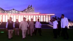 Presiden Prabowo Subianto didampingi Menko AHY berjalan meninjau kawasan Istana di Ibu Kota Nusantara (IKN) pada malam hari. (Dok. HO/Faktakalbar.id)