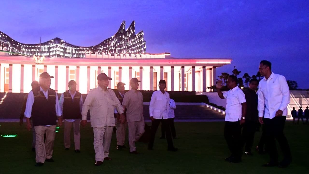 Presiden Prabowo Subianto didampingi Menko AHY berjalan meninjau kawasan Istana di Ibu Kota Nusantara (IKN) pada malam hari. (Dok. HO/Faktakalbar.id)