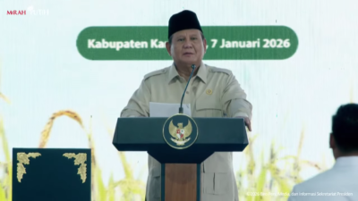 Presiden Prabowo Subianto saat memberikan sambutan dalam acara Panen Raya dan Pengumuman Swasembada Pangan di Karawang, Rabu (7/1).