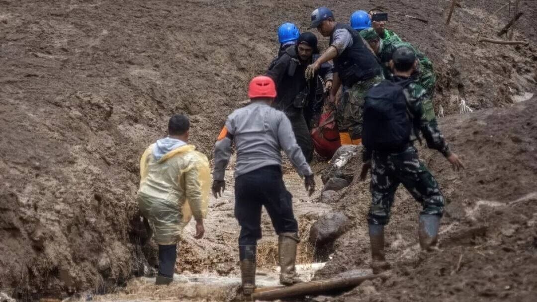 Petugas SAR gabungan saat menyisir lokasi reruntuhan bangunan dan material tanah untuk mencari korban hilang di Desa Pasirlangu, Minggu (25/1).
