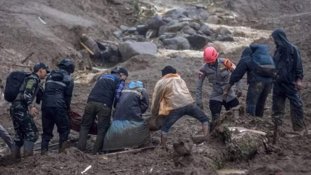 Tim SAR gabungan dan warga setempat saat melakukan upaya pencarian korban di lokasi reruntuhan longsor Desa Pasir Langu, Sabtu (24/1).