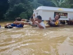 Lewati 3 Titik Banjir, Polisi dan Warga Panggul Peti Jenazah Tujuan Kayan di Tengah Arus Deras