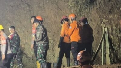 Tim SAR gabungan saat melakukan proses pencarian dan evakuasi korban kecelakaan kerja yang tertimbun longsor di Desa Cisempur, Jatinangor, Sumedang, Jumat.