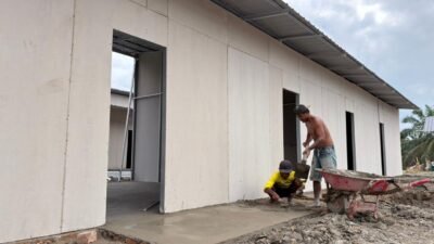 Sejumlah pekerja menyelesaikan pembangunan hunian sementara (huntara) bagi warga terdampak banjir di Desa Pematang Durian, Kecamatan Sekerak, Kabupaten Aceh Tamiang, Provinsi Aceh, pada Rabu (14/1).