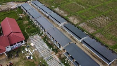 Tampak udara hunian sementara (huntara) bagi warga terdampak bencana banjir di Desa Manyang Cut, Kecamatan Meureudu, Kabupaten Pidie Jaya, Sabtu (17/1).