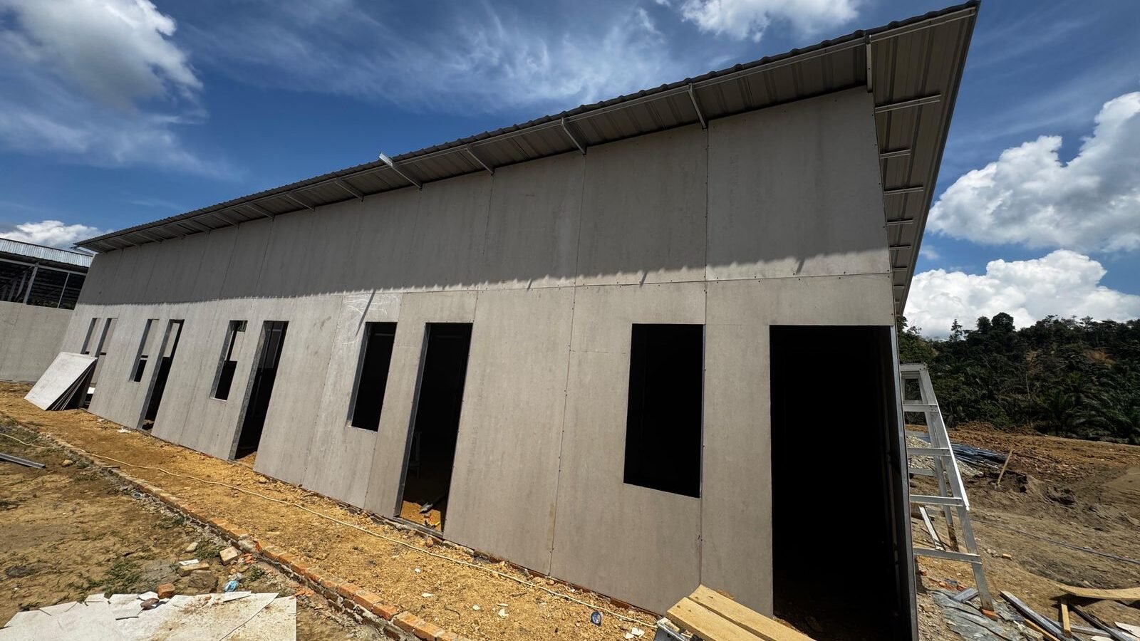 Proses pembangunan hunian sementara (huntara) bagi warga terdampak bencana di Sumatra, Minggu (18/1).