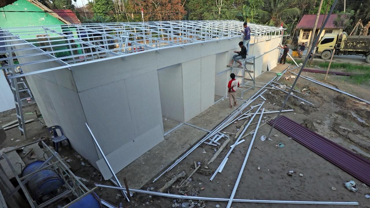 Proses pengerjaan konstruksi hunian sementara (huntara) bagi warga terdampak banjir di Kabupaten Aceh Timur yang ditargetkan selesai dalam waktu dekat.