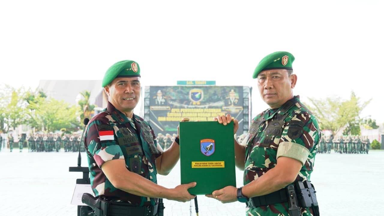 Serah terima pasukan di Lapangan Tidayu yang menandai berakhirnya masa tugas Mayjen TNI Jamallulael sebagai Pangdam XII/Tpr, Sabtu (17/1).
