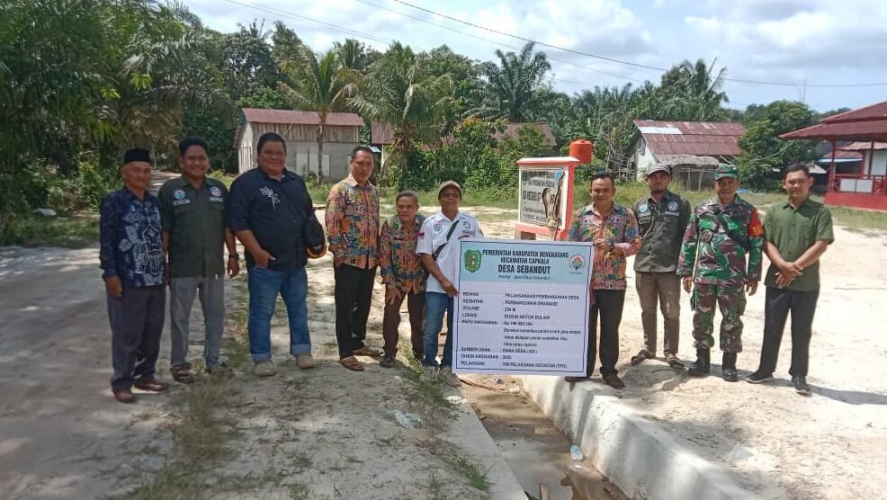 "Proyek drainase dan box culvert di Capkala, Bengkayang, diinspeksi tim teknis. Pengawasan ketat dilakukan agar spesifikasi sesuai RAB dan tahan lama."