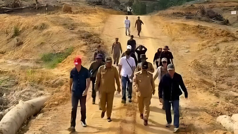 Bupati Sanggau Yohanes Ontot tinjau Lahan Bukit Macan. Ia perintahkan PT CUT cabut sawit di zona PIPPIB dan ganti dengan tanaman lokal. (Dok: HO/Faktakalbar.id)