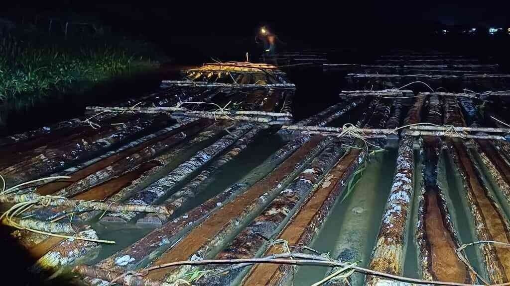 Ratusan batang kayu bulat ilegal jenis rimba campuran yang dirakit di Sungai Pawan diamankan oleh Tim Gakkum KLHK pada operasi dini hari di Ketapang. (Dok. HO/Faktakalbar.id)