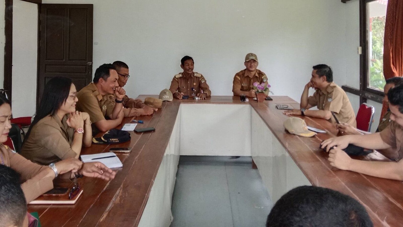 Suasana rapat koordinasi awal tahun Pemerintah Kecamatan Marau bersama para Kepala Desa untuk mengevaluasi kinerja pelayanan publik. (dok. HO/Faktakalbar.id)