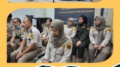 Penanggung Jawab Satpel PLBN Entikong, Swiet Sinay, memimpin rapat evaluasi kinerja Karantina Kalbar bersama jajaran staf. (Dok. HO/Faktakalbar.id)