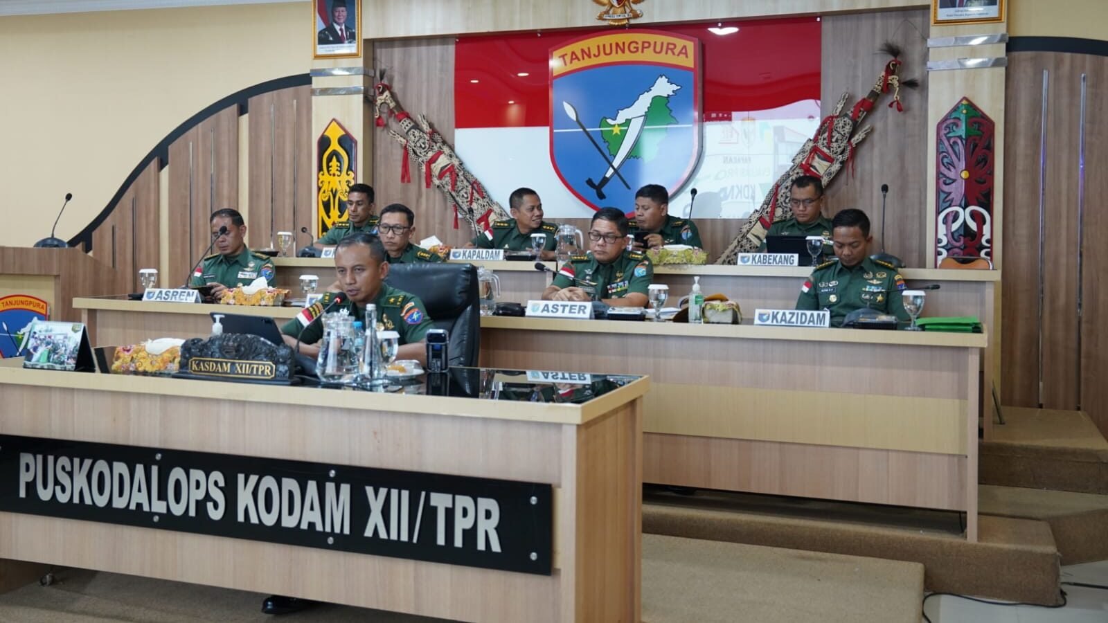 Kasdam XII/Tanjungpura Putra Widyawinaya saat memimpin rapat virtual guna mengevaluasi progres dan kendala Pembangunan Koperasi Merah Putih di wilayah jajaran Kodam XII/Tpr.