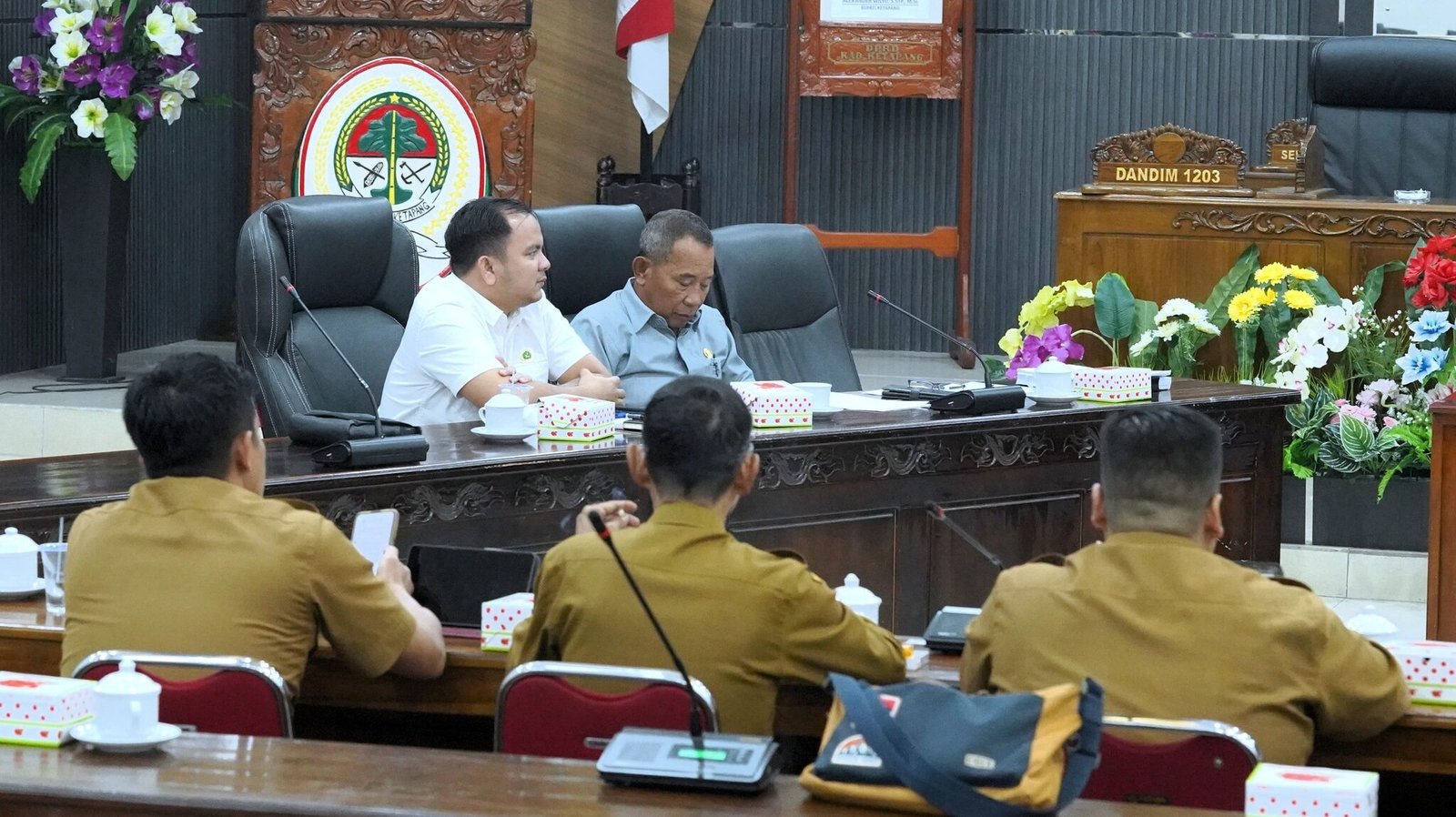 Suasana rapat kerja Komisi II DPRD Kabupaten Ketapang bersama OPD mitra kerja membahas evaluasi program dan realisasi anggaran tahun 2026. (Dok. HO/Faktakalbar.id)