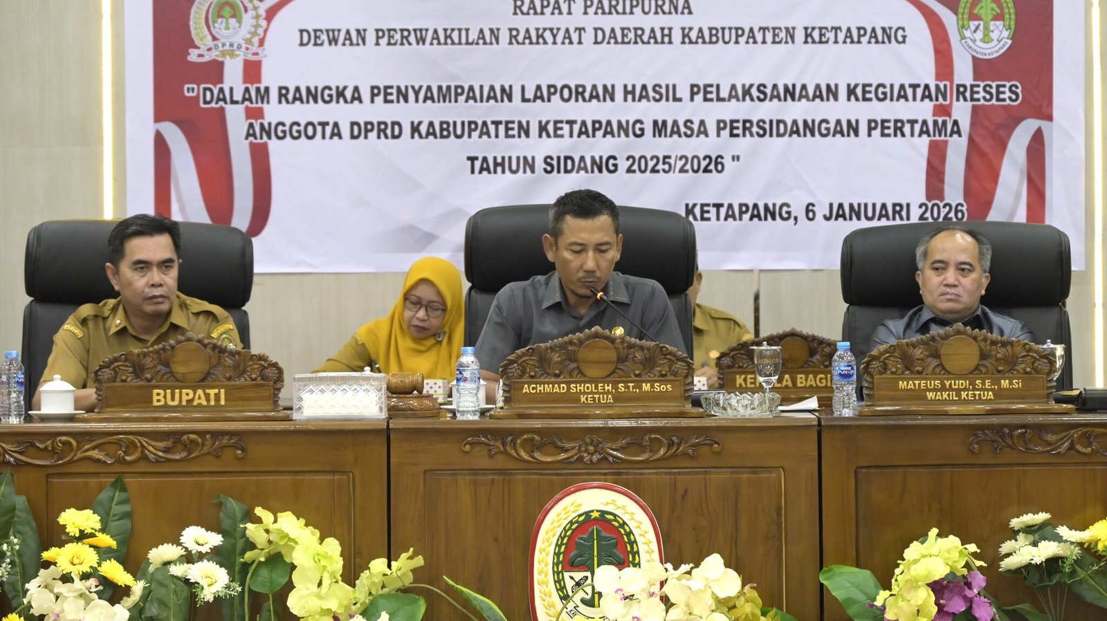 Ketua DPRD Ketapang Achmad Sholeh memimpin rapat paripurna penyampaian hasil reses didampingi Wakil Ketua Mateus Yudi dan Asisten I Heryandi di ruang sidang DPRD. (Dok. HO/Faktakalbar.id)