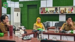 Suasana Rapat Kerja Pemerintah Kota Singkawang yang dipimpin Wali Kota bersama Dinas Lingkungan Hidup membahas rencana pembangunan Taman Buah. (Dok. HO/Faktakalbar.id)