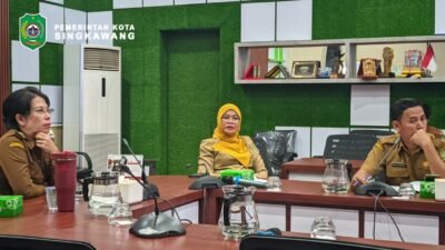 Suasana Rapat Kerja Pemerintah Kota Singkawang yang dipimpin Wali Kota bersama Dinas Lingkungan Hidup membahas rencana pembangunan Taman Buah. (Dok. HO/Faktakalbar.id)