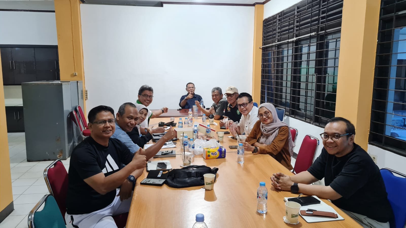 Suasana rapat pengurus Formajakon Kalbar yang dipimpin Baskoro Efendy membahas persiapan peluncuran podcast Pro Kontra di ruang sekretariat. (Dok. HO/Faktakalbar.id)