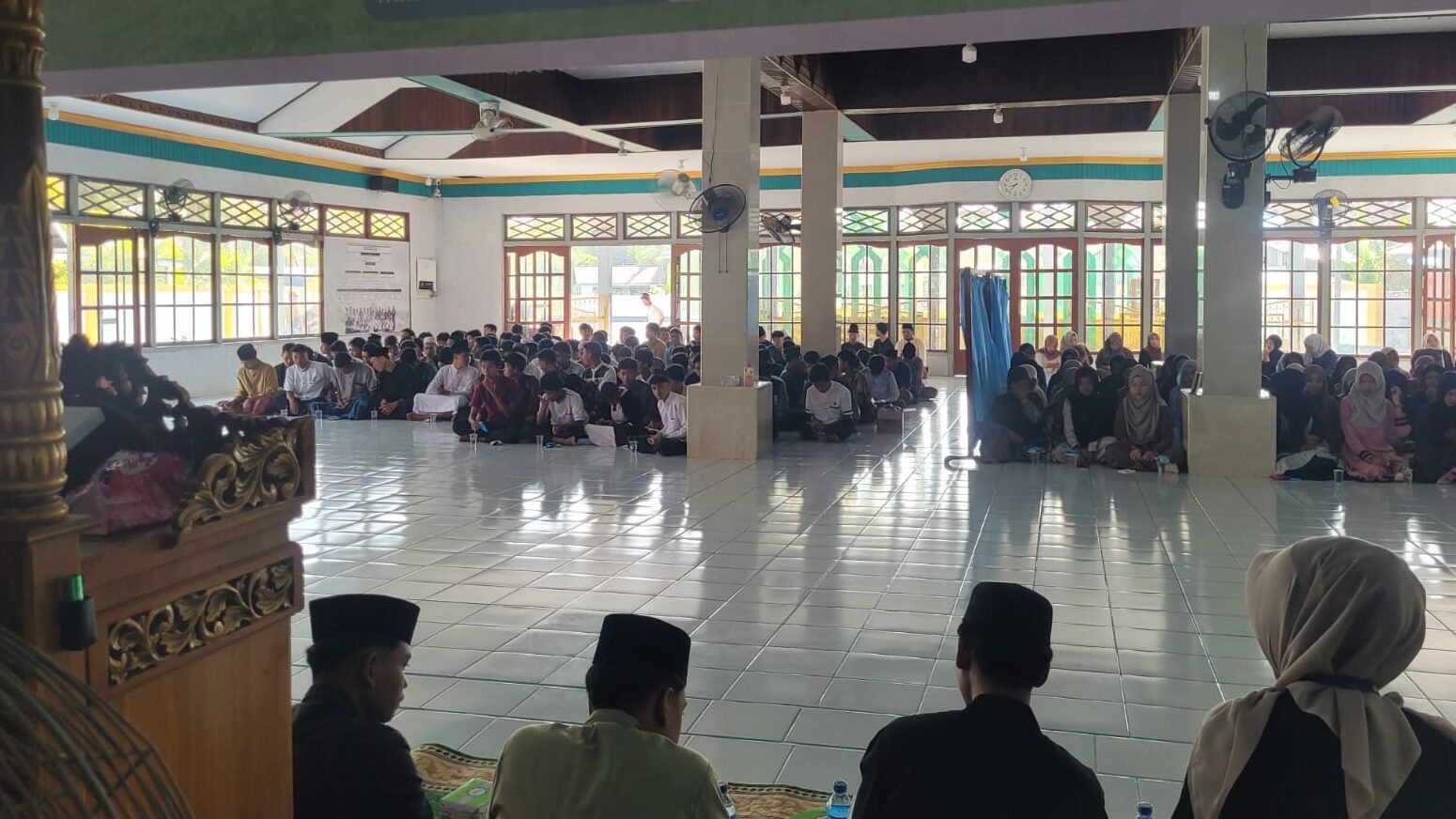 "SMAN 1 Simpang Hilir gelar peringatan Isra Mi'raj di Masjid Baiturrahman. Kegiatan ini fokus membangun karakter jujur dan disiplin siswa bersama tokoh masyarakat."