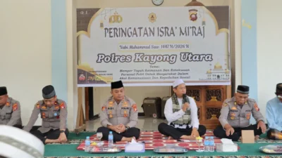 "Kapolres Kayong Utara, Adi Prabowo, ingatkan personelnya agar sikap menghadap Tuhan harus lebih siap dibanding menghadap pimpinan saat peringatan Isra Mi'raj."