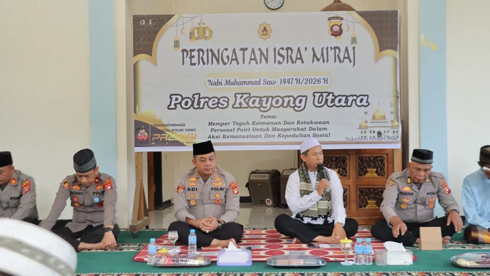 "Kapolres Kayong Utara, Adi Prabowo, ingatkan personelnya agar sikap menghadap Tuhan harus lebih siap dibanding menghadap pimpinan saat peringatan Isra Mi'raj."