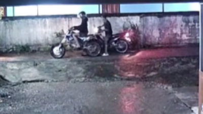 Tangkapan layar CCTV yang memperlihatkan dua terduga pelaku pencurian sepeda motor di kawasan Kampung Ladang, Sintang, yang terjadi pada dini hari (8/1).