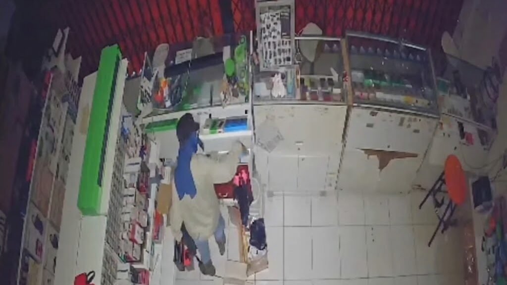 Tangkapan layar CCTV yang memperlihatkan aksi pelaku saat membobol toko ponsel di Kecamatan Sajingan Besar, Senin (26/1).