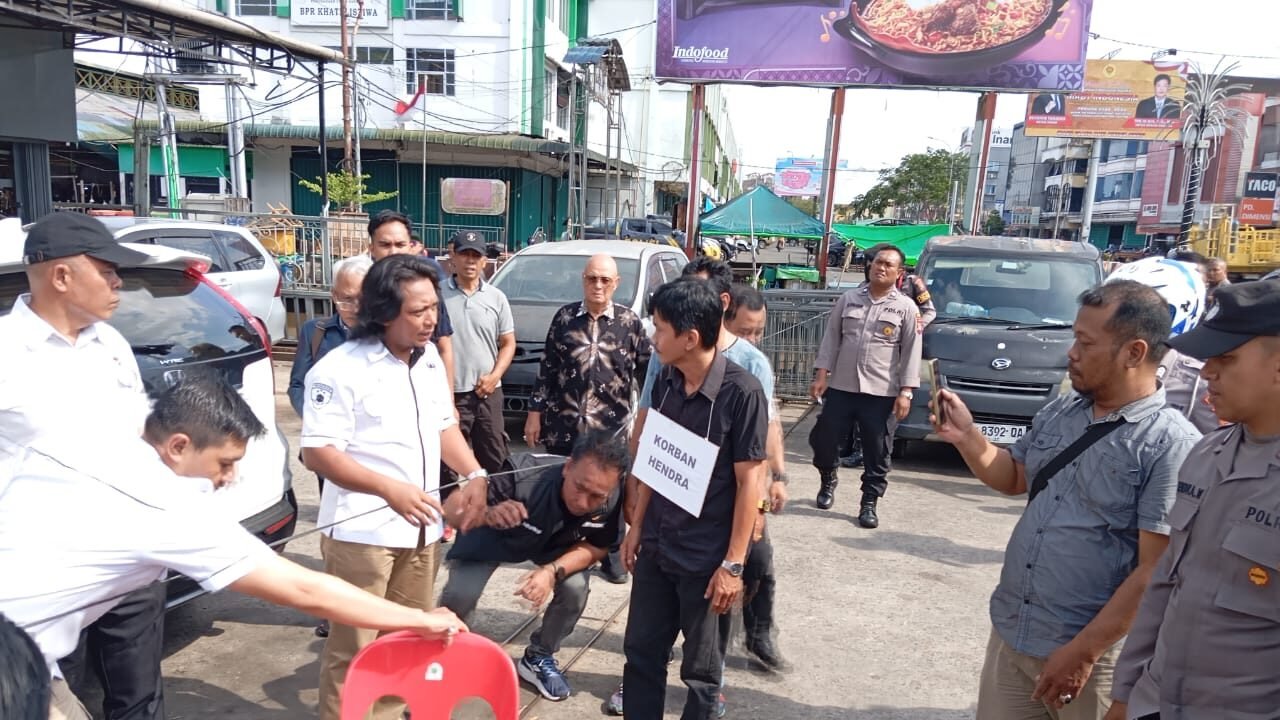 Suasana rekonstruksi kasus dugaan pemukulan di halaman Bengkel Mobil Marsella, Jalan Gajah Mada, yang dijaga ketat aparat kepolisian dan disaksikan kuasa hukum. (Dok. HO/Faktakabar.id)