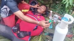 Seorang relawan MPA Desa Rasau Jaya Umum mendapatkan bantuan pernapasan menggunakan tabung oksigen setelah terpapar asap pekat saat berupaya menjinakkan titik api, Kamis (29/1/2026).