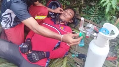 Seorang relawan MPA Desa Rasau Jaya Umum mendapatkan bantuan pernapasan menggunakan tabung oksigen setelah terpapar asap pekat saat berupaya menjinakkan titik api, Kamis (29/1/2026).
