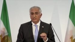 "Reza Pahlavi muncul menawarkan diri memimpin transisi Iran di tengah demo besar. Namun, sejarah monarki dan oposisi yang terpecah menjadi tantangan legitimasinya."