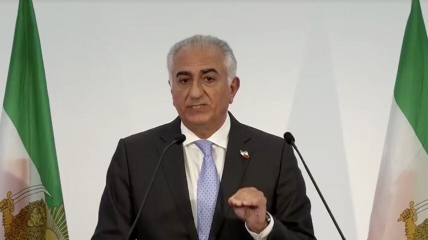 "Reza Pahlavi muncul menawarkan diri memimpin transisi Iran di tengah demo besar. Namun, sejarah monarki dan oposisi yang terpecah menjadi tantangan legitimasinya."