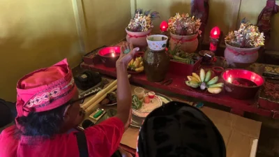"Ritual adat Nabok Panyugu resmi mengawali rangkaian Naik Dango ke-41 di Kubu Raya. Tradisi syukur hasil panen masyarakat Dayak yang diikuti tiga kabupaten."