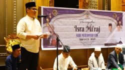Bupati Romi Wijaya hadiri peringatan Isra Mikraj di Masjid Agung Oesman Al-Khair. Ia menekankan pentingnya sukseskan MTQ Kalbar. (Dok: prokopim_kayongutara)