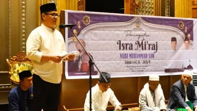 Bupati Romi Wijaya hadiri peringatan Isra Mikraj di Masjid Agung Oesman Al-Khair. Ia menekankan pentingnya sukseskan MTQ Kalbar. (Dok: prokopim_kayongutara)