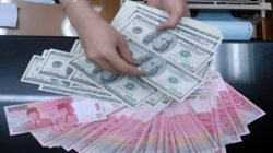 Ilustrasi - Nilai tukar rupiah melemah mendekati Rp17.000 per dolar AS. Pasar menunggu Bank Indonesia mengumumkan suku bunga acuan hari ini. (Dok. Ist)