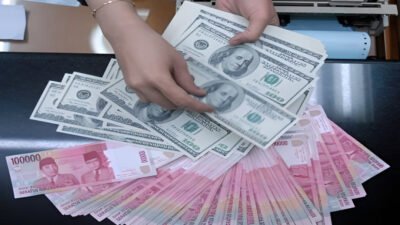 Ilustrasi - Nilai tukar rupiah melemah mendekati Rp17.000 per dolar AS. Pasar menunggu Bank Indonesia mengumumkan suku bunga acuan hari ini. (Dok. Ist)