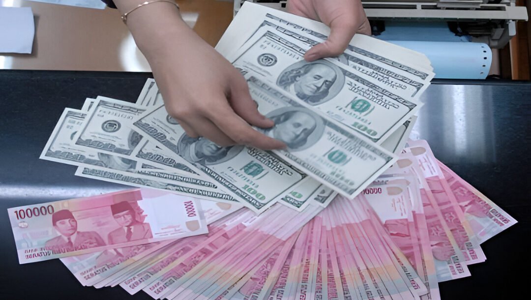 Ilustrasi - Nilai tukar rupiah melemah mendekati Rp17.000 per dolar AS. Pasar menunggu Bank Indonesia mengumumkan suku bunga acuan hari ini. (Dok. Ist)