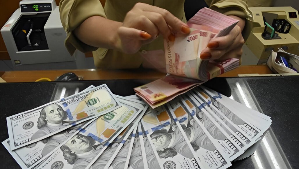 Ilustrasi - Nilai tukar Rupiah anjlok ke Rp16.860 per Dolar AS. Ekonom prediksi Dolar berpotensi tembus Rp16.900 akibat investor asing kabur. (Dok: Ist)