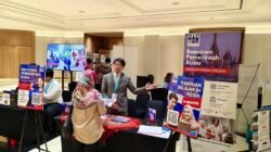 Perwakilan Russian House in Indonesia menjelaskan informasi Beasiswa Pemerintah Rusia kepada pengunjung stan dalam acara sosialisasi di Kementerian Sekretariat Negara. (Dok. HO/Faktakalbar.id)