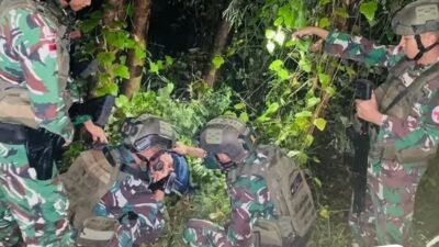 Personel Satgas Pamtas Yonarmed 12 Kostrad saat melaksanakan patroli dan penyergapan di jalur tikus perbatasan RI-RDTL untuk mencegah kegiatan ilegal. (Dok. HO/Faktakalbar.id)