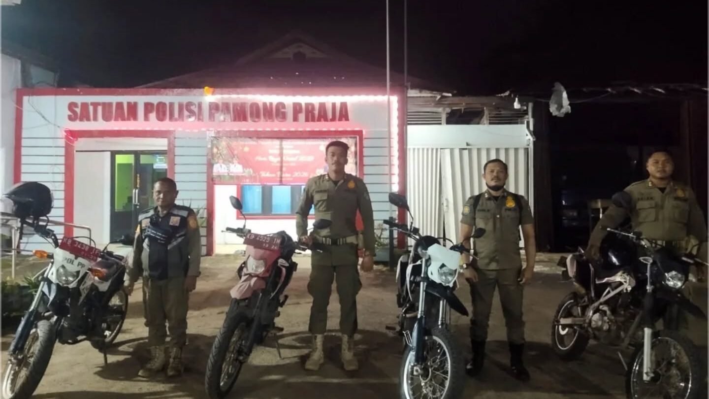 Personel Satpol PP Kabupaten Ketapang bersiap melaksanakan patroli cipta kondisi malam hari menggunakan sepeda motor dinas. (Dok. HO/Faktakalbar.id)