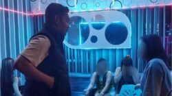 Petugas Satpol PP Kabupaten Ketapang memberikan imbauan kepada pengelola dan pengunjung tempat hiburan malam di kawasan Pasar Rangga Sentap. (dok. HO/Faktakalbar.id)