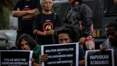 "Apa itu Aksi Kamisan? Temukan sejarah aksi diam berpayung hitam di depan Istana Negara yang telah berjalan sejak 2007 demi menuntut tuntasnya kasus pelanggaran HAM berat."