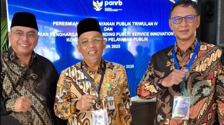 Direktur Utama PDAM Tirta Khatulistiwa, Abdullah, Sekretaris Daerah Kota Pontianak, Amirullah, dan jajaran manajemen berfoto bersama usai menerima penghargaan Outstanding Public Service Innovations (OPSI) 2025 di Jakarta, Senin (15/12/2025). (Dok. HO/Faktakalbar.id)