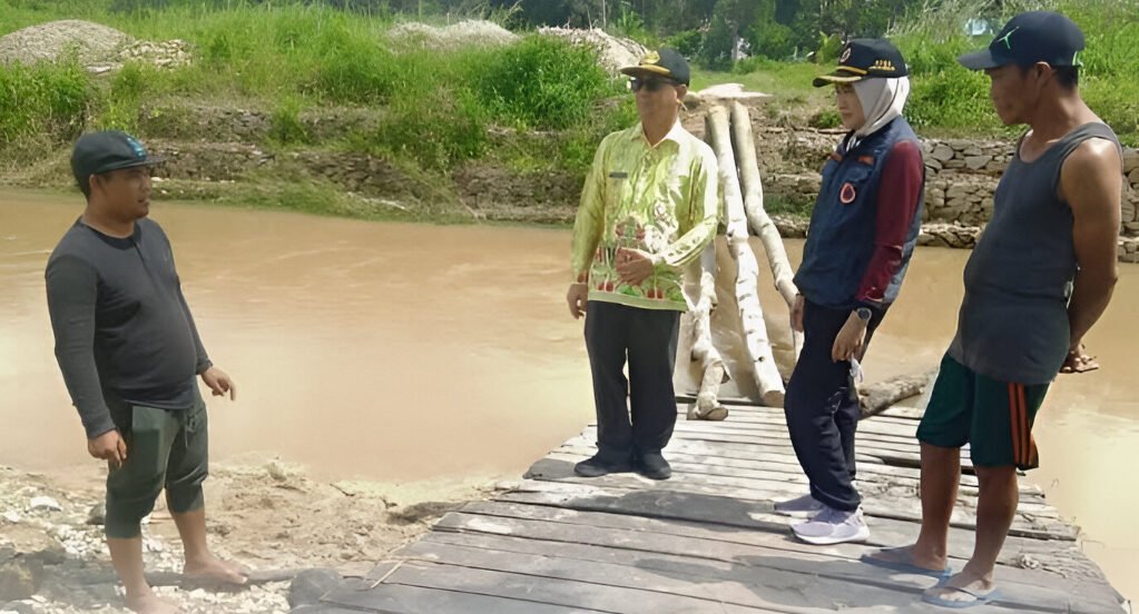 Banjir di Bengkayang putuskan jembatan utama Desa Bhakti Mulya. Sekda Yustianus tinjau lokasi, warga lakukan perbaikan darurat. (Dok: Prokopim Bengkayang)