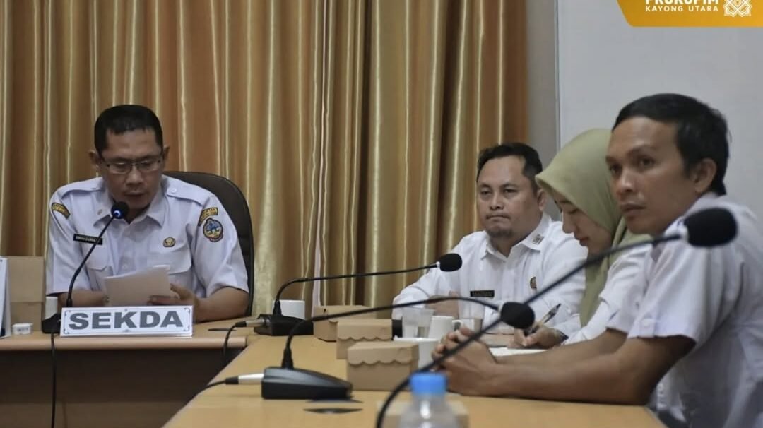 Sekretaris Daerah Kabupaten Kayong Utara, Erwin Sudrajat, didampingi jajaran pejabat terkait saat membuka Pelatihan Dasar (Latsar) CPNS Tahun 2026 secara virtual dari Ruang Rapat Bupati. (Dok. HO/Faktakalbar.id)